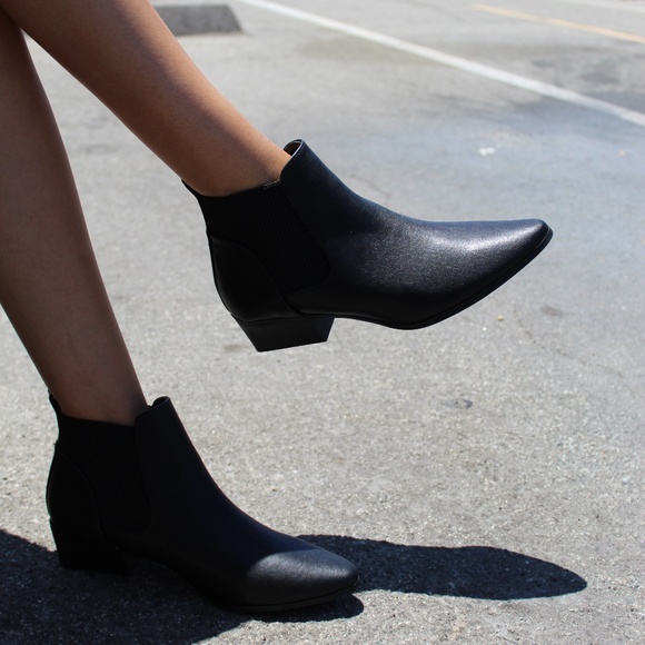 🚨LAST PAIR//The Carli//Black vegan leather Bootie - Picture 3 of 8